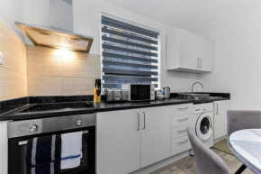 Stylish and Convenient 2BD Flat w/ Outdoor Space